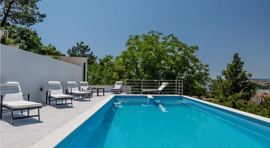 別墅游泳池選擇戴思樂無氯水處理系統(tǒng)有什么好處？