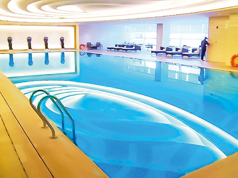 游泳池水發白,泳池水發白,游泳池水發白不透亮