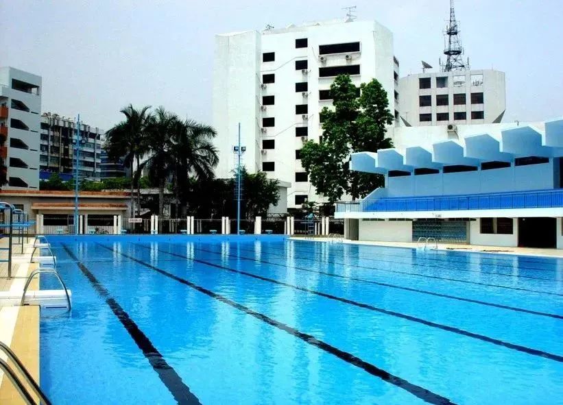 泳池清潔新管家！智能游泳池機器人讓清潔變成悠閑享受！