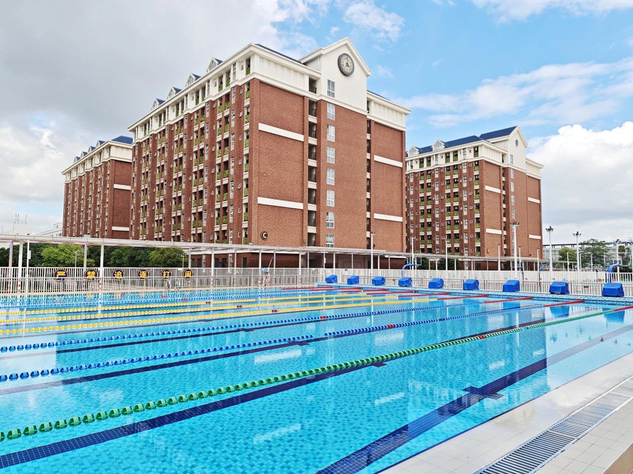 一套智能控制的游泳池水處理系統，能省下多少管理成本？