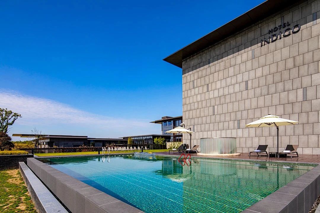 告別手動刷泳池！這款游泳池吸塵器輕松搞定水底臟污！